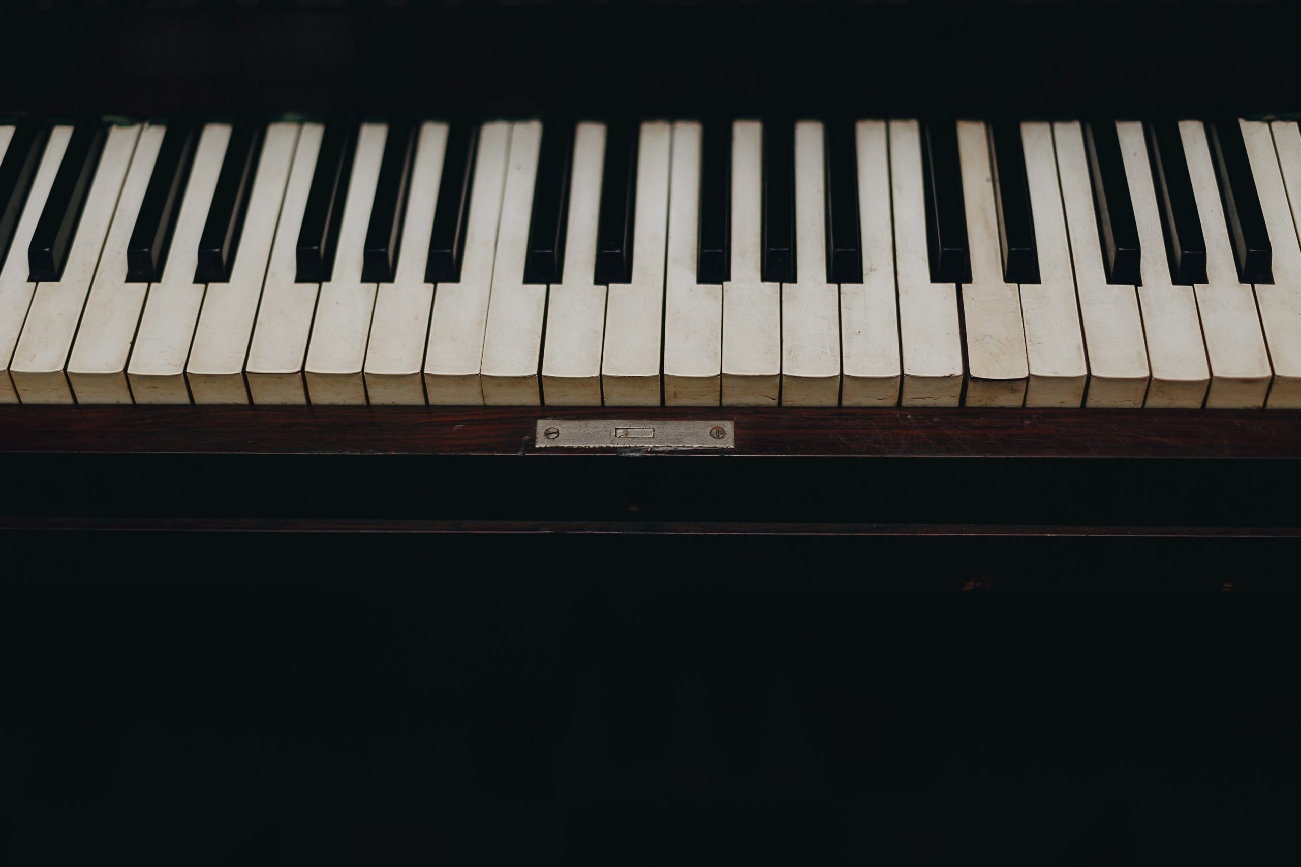Снимаю с клавиши рояль. Клавиши пианино. Клавиатура рояля. Клавиши рояля. Клавиши фортепьяно.